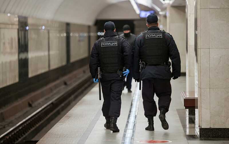 В метро пассажиры вызвали полицию из-за шумных школьников, скандирующих лозунг «Россия вперед»