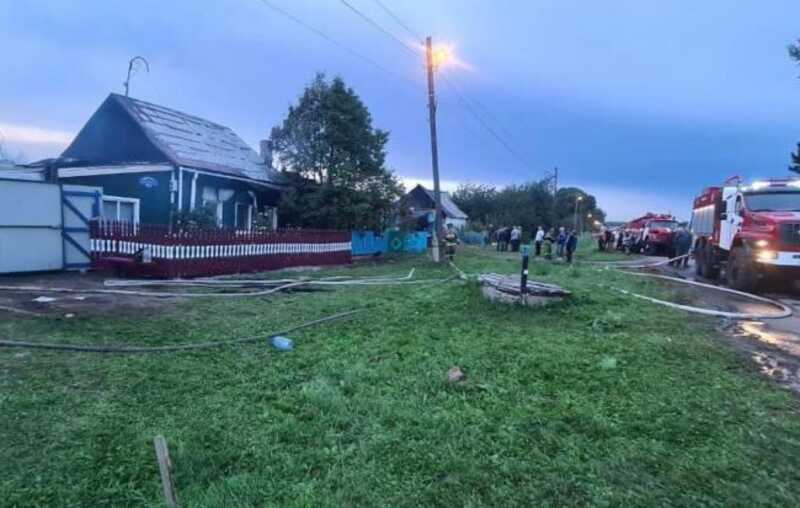 На месте сгоревшего после взрыва дома нашли двух погибших