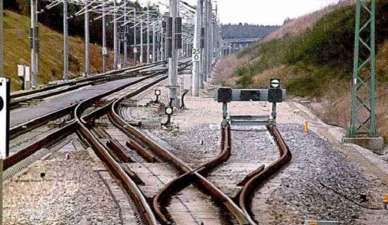 В Екатеринбурге неизвестный сжег оборудование на путях, по которым ездят электрички