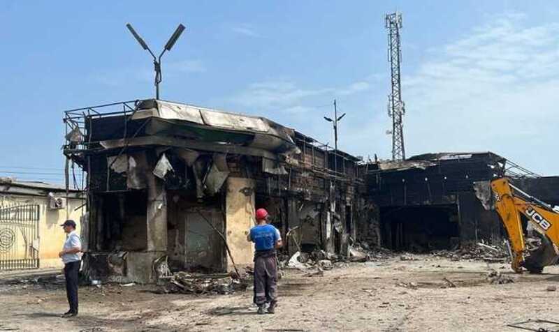 Склад с аммиачной селитрой в Махачкале продолжает дымить