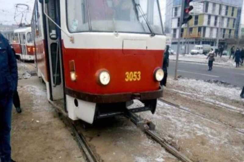 В Петербурге двое мужчин ударили несовершеннолетнего в трамвае