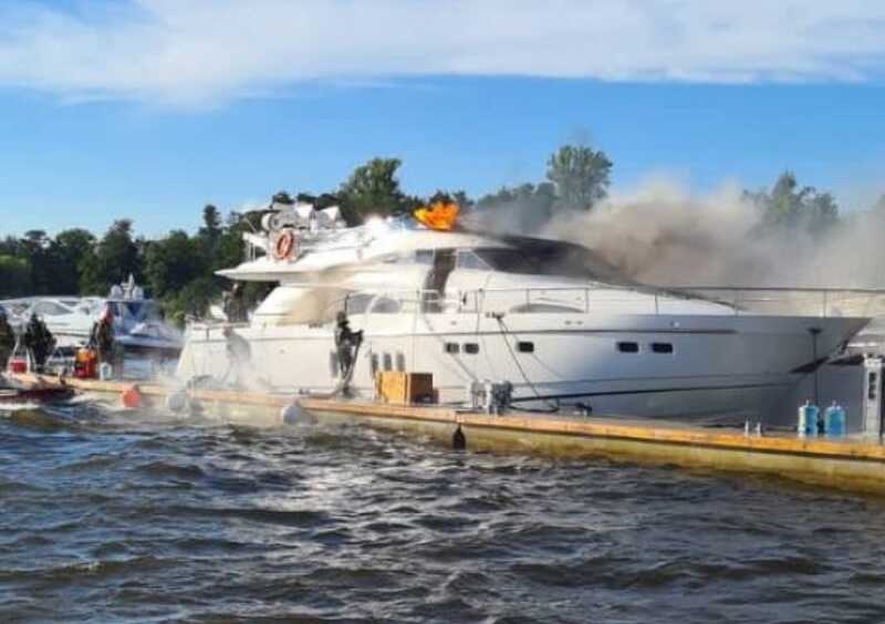Двухпалубная яхта загорелась в Петербурге