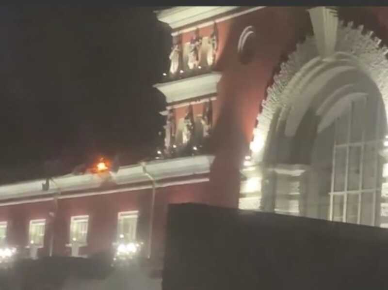 Появились кадры пожара, сделанные сразу после попадания БПЛА в крышу вокзала в Курске