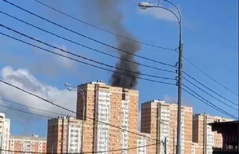 В Москве сильный пожар в многоэтажке на Дмитровском шоссе