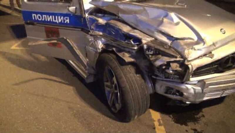 В Подмосковье водитель иномарки влетел в полицейский автомобиль и скрылся