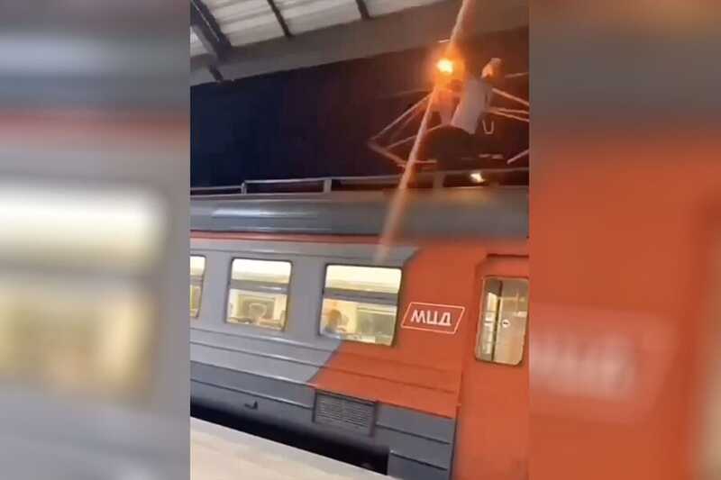 Подмосковные врачи спасли подростка-зацепера, упавшего с крыши поезда