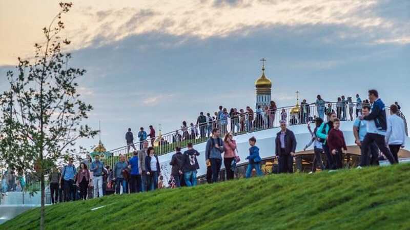В парке Зарядье в центре Москвы снова эвакуация из-за неопознанного объекта