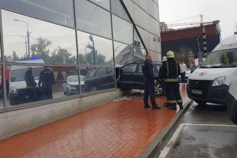 В Подмосковье автомобиль въехал в здание торгового центра