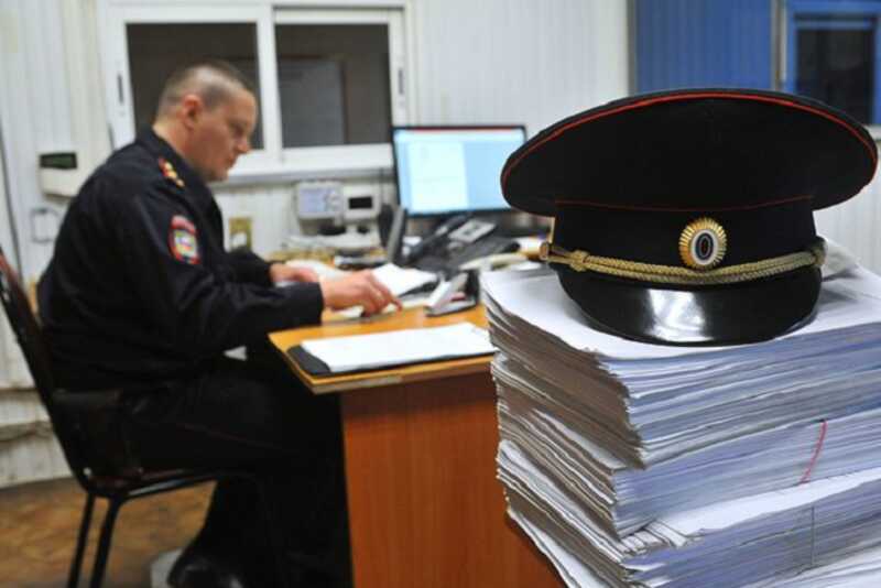 Против державшего неделю в заложниках жену с сыном россиянина возбудили дело