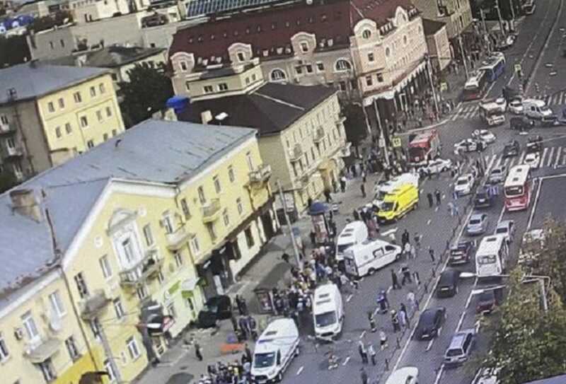 В Калуге водитель сбил людей на тротуаре и влетел в дом