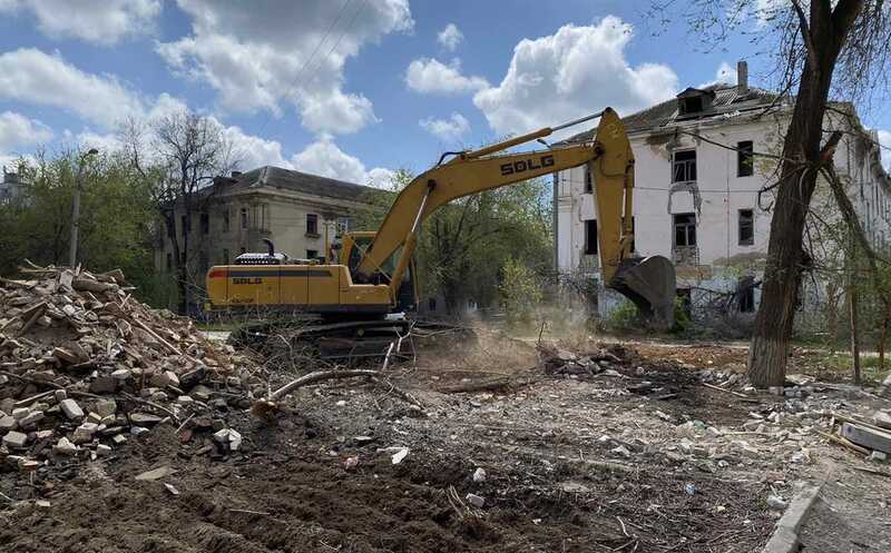 В Дорогомилово строительный экскаватор провалился в бомбоубежище