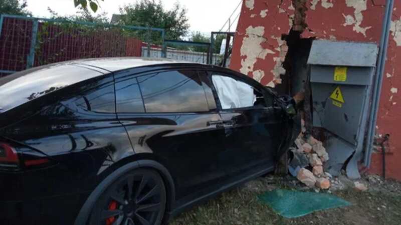 Пьяные россияне на Tesla врезались в здание
