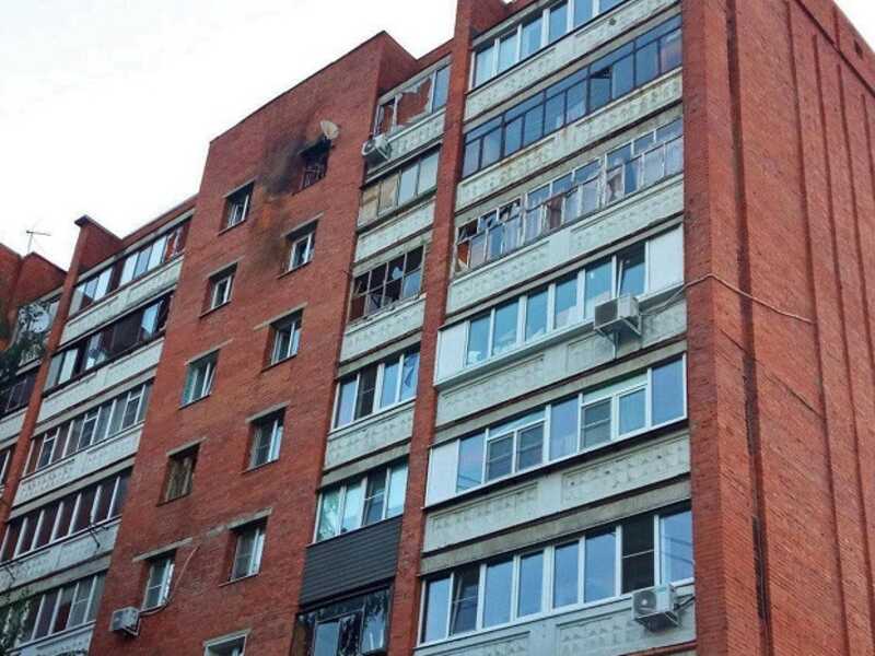 Беспилотник врезался в жилой дом в Курске