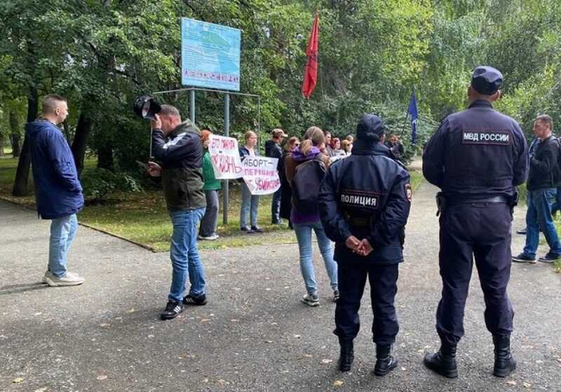 В Екатеринбурге 16 феминисток вышли в пикет против запрета абортов