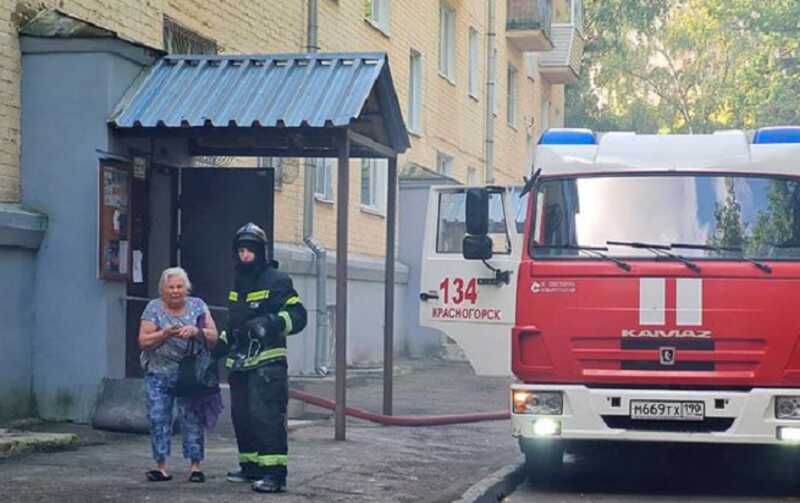 Из горящего дома под Москвой эвакуировали 30 человек