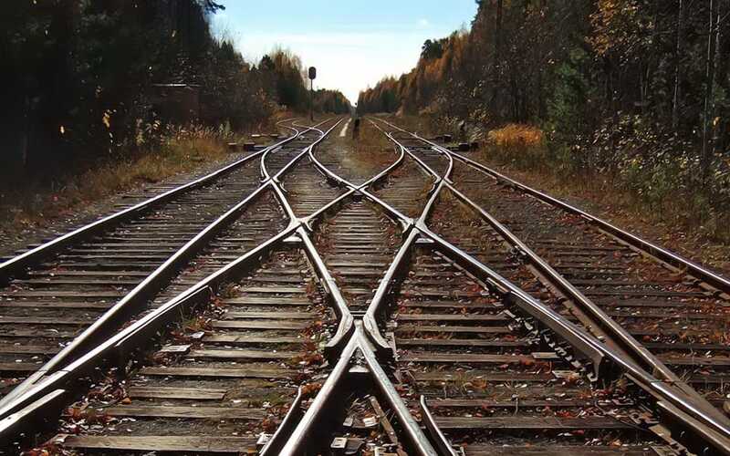 В Курской области неизвестные вбили деревянные палки в стрелочный перевод