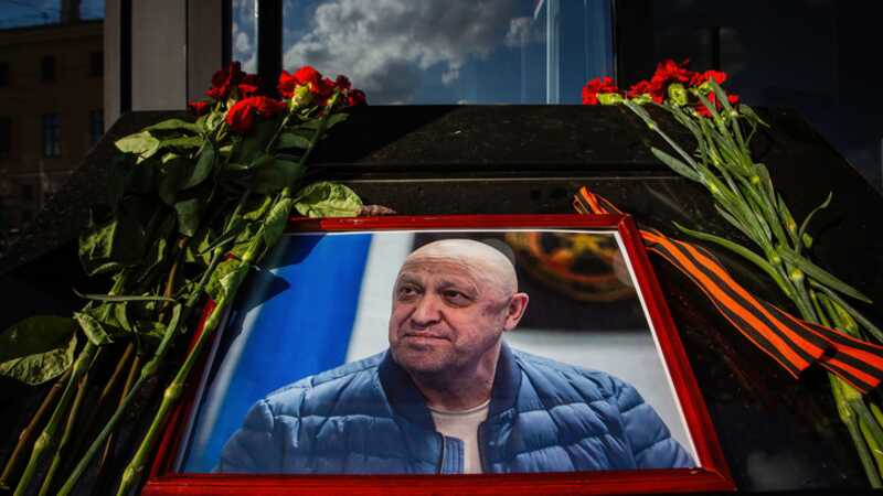На Северное кладбище в Петербурге начали съезжаться вагнеровцы