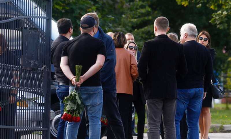 На Северном кладбище в Петербурге началось отпевание Валерия Чекалова