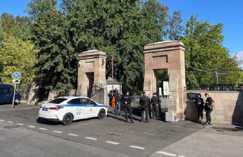 Серафимовское кладбище в Петербурге с ночи охраняют десятки полицейских