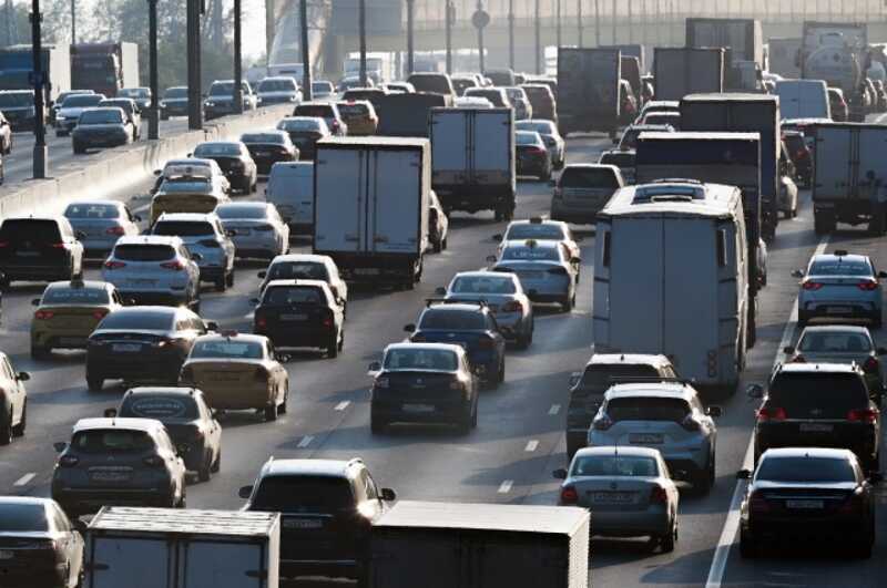 Мужчина чудом выжил на МКАДе, успев увернуться от грузовика