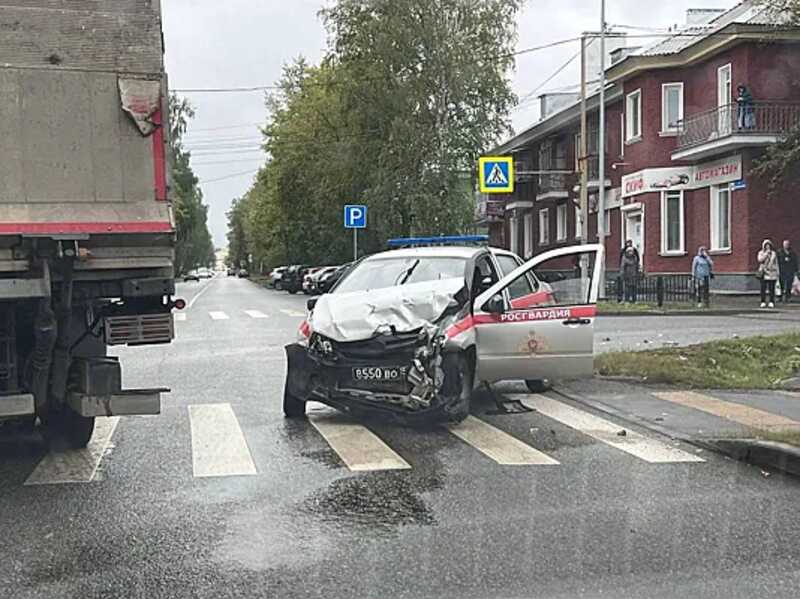 Машина Росгвардии столкнулась с Renault и попала на видео
