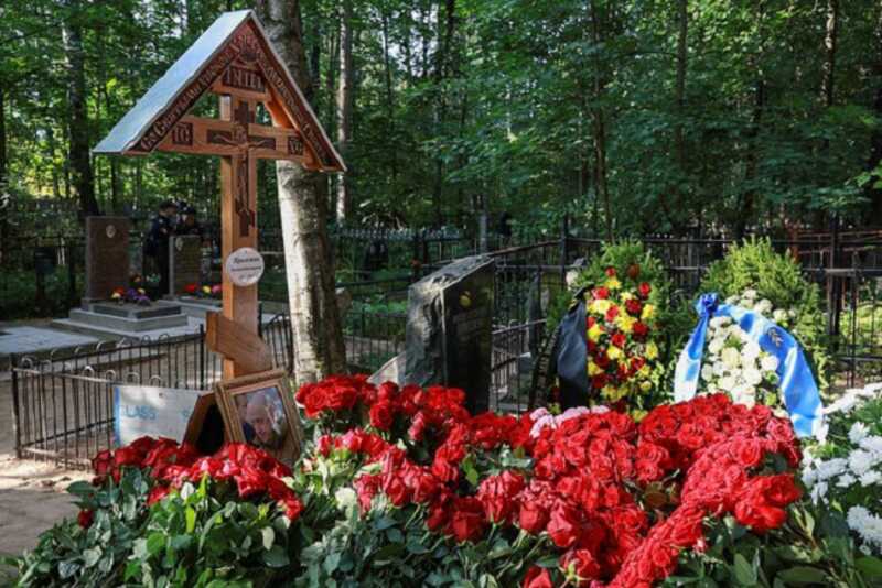 Стало известно о досмотрах посетителей могилы Пригожина в Петербурге