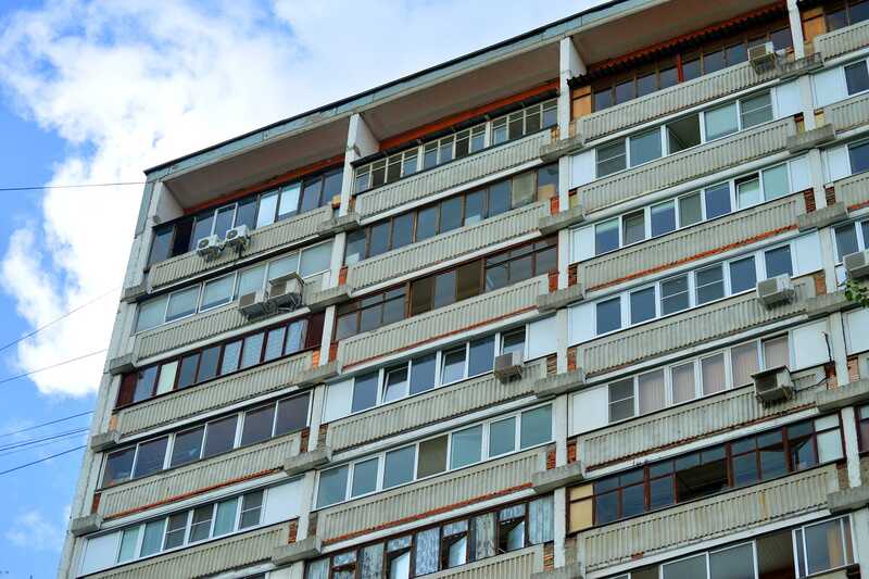 В Челябинске школьница выпала с балкона