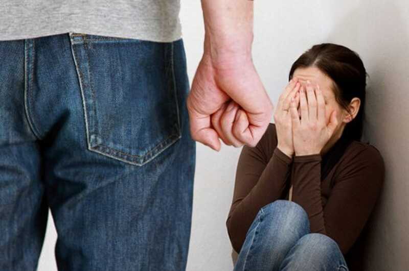 Россиянин избивал 17-летнюю беременную сожительницу и получил условный срок