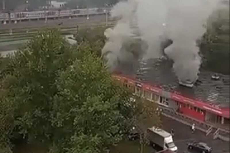 На юге Москвы загорелся магазин