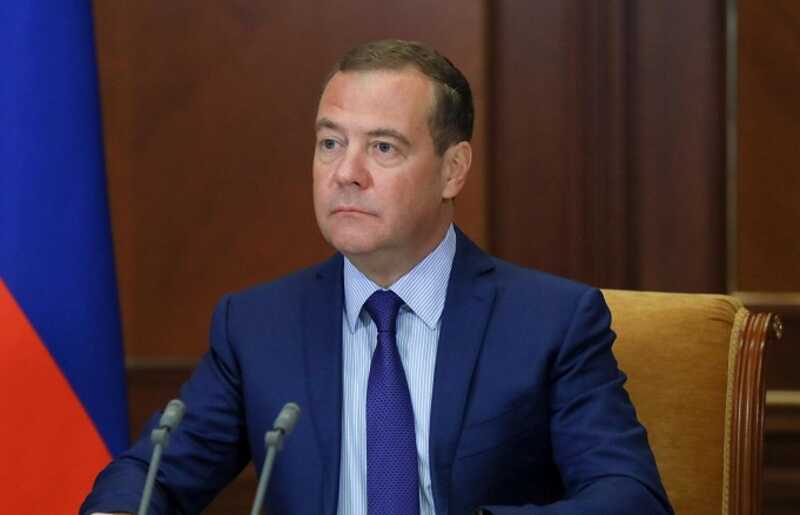Медведев назвал число принятых на контрактную службу россиян