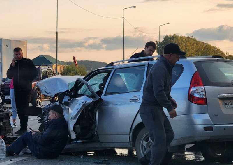 В Свердловской области произошла лобовая авария: пострадали три человека