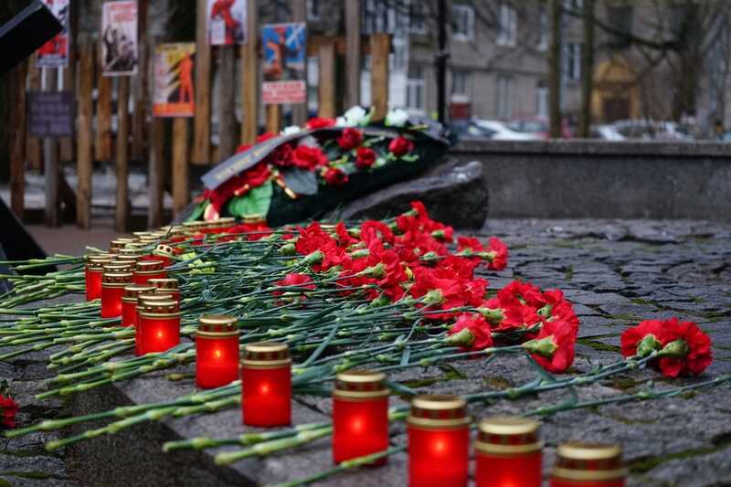 «Прошло 19 лет, но боль не утихает»: в Петербурге почтили память погибших в школе Беслана