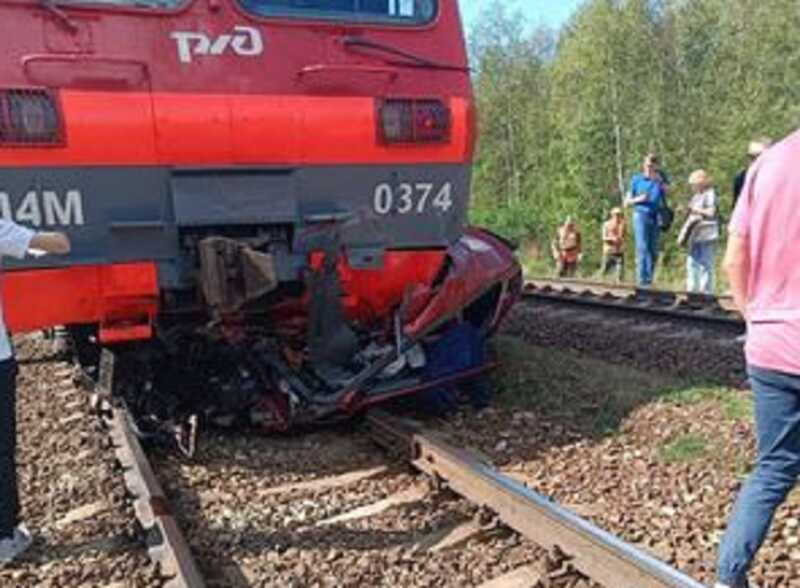 Легковой автомобиль попал под электричку в Подмосковье