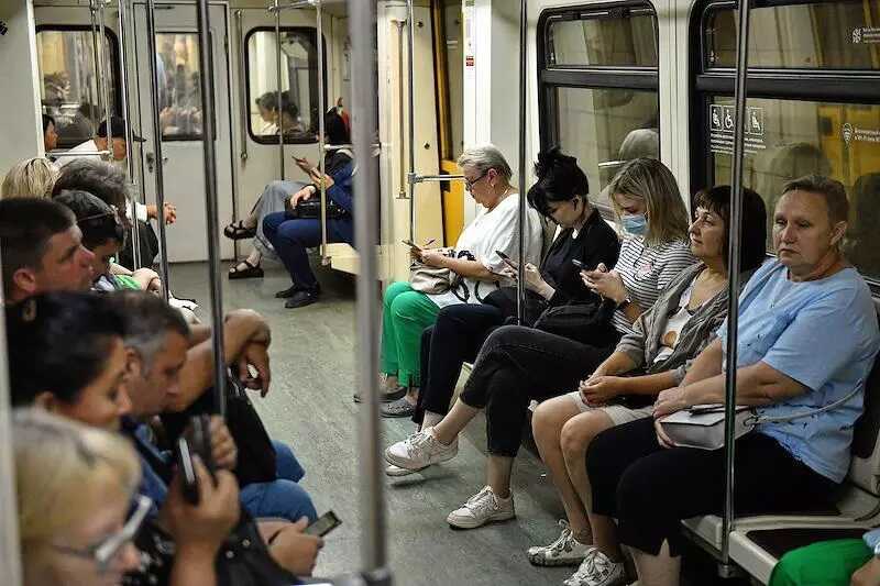 В московском метро мужчина домогался маленькой девочки