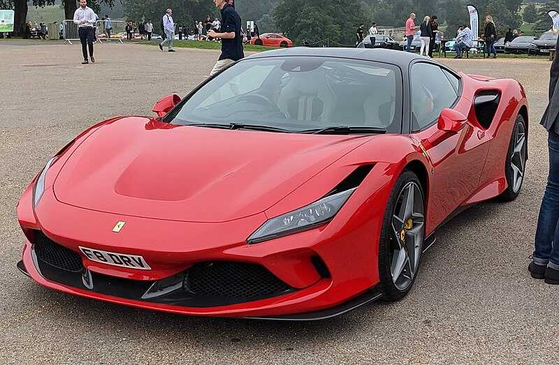 Красный Ferrari Portofino влетел в дерево в центре Москвы