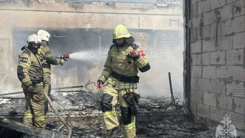 В Краснодаре около ТЦ вспыхнул пожар из-за запущенного в небо салюта