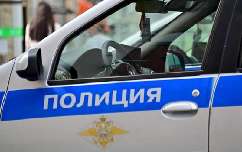 В российском городе группа мужчин в спортивных костюмах напала на машину