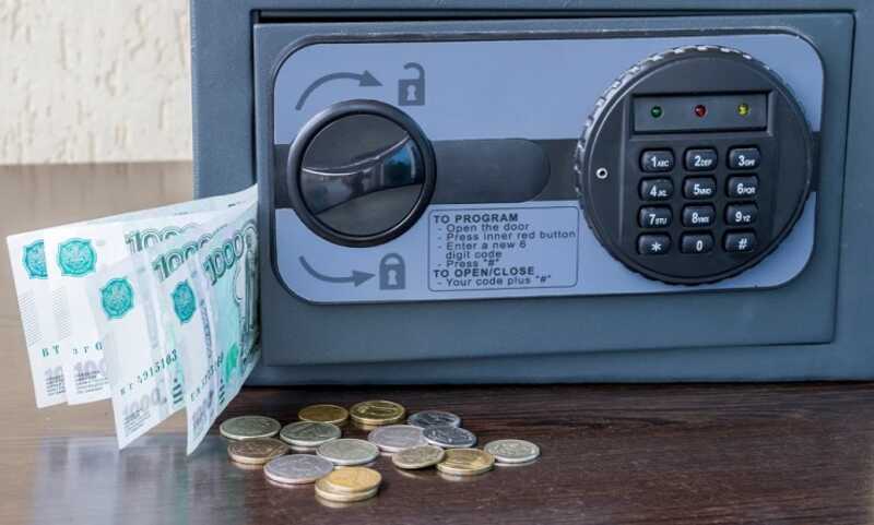 Два жителя Брянской области украли сейф с деньгами, испугались и вернули его