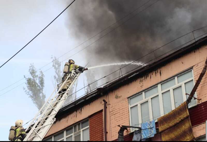В Махачкале горят несколько этажей жилого дома