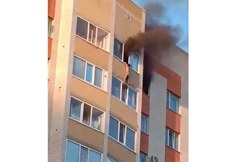 Спасавшийся от пожара россиянин сорвался с 12 этажа и попал на видео