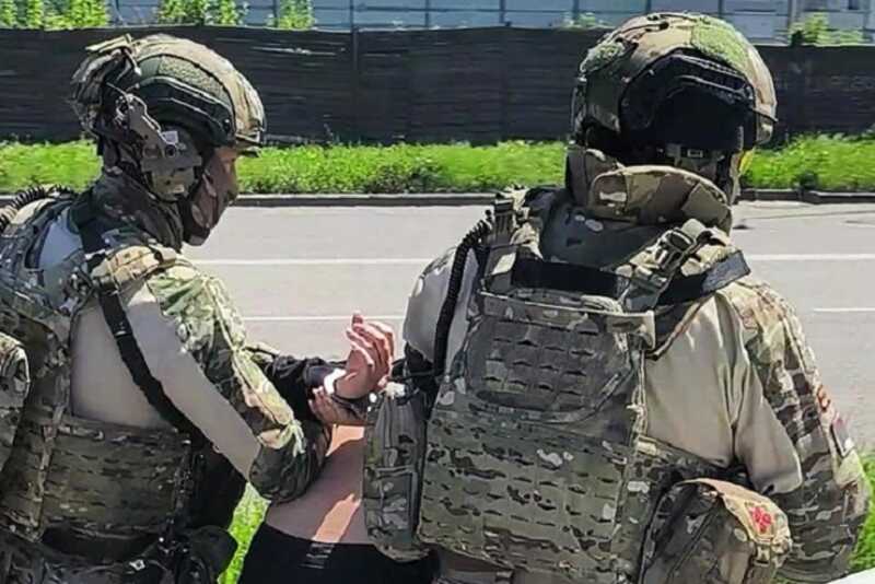 ФСБ задержала россиянина после поджога релейного шкафа за вознаграждение