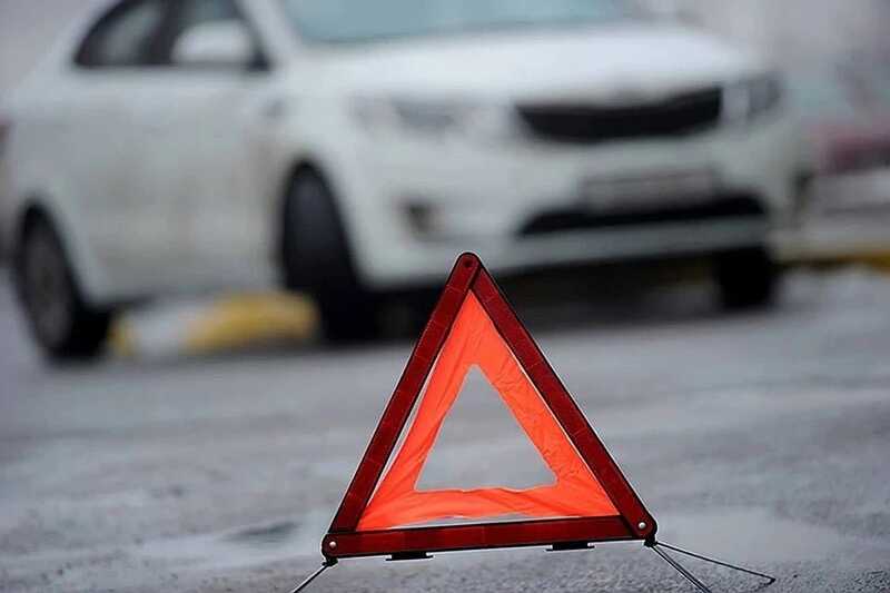 В центре Москвы произошла авария: такси и иномарка с мигалкой