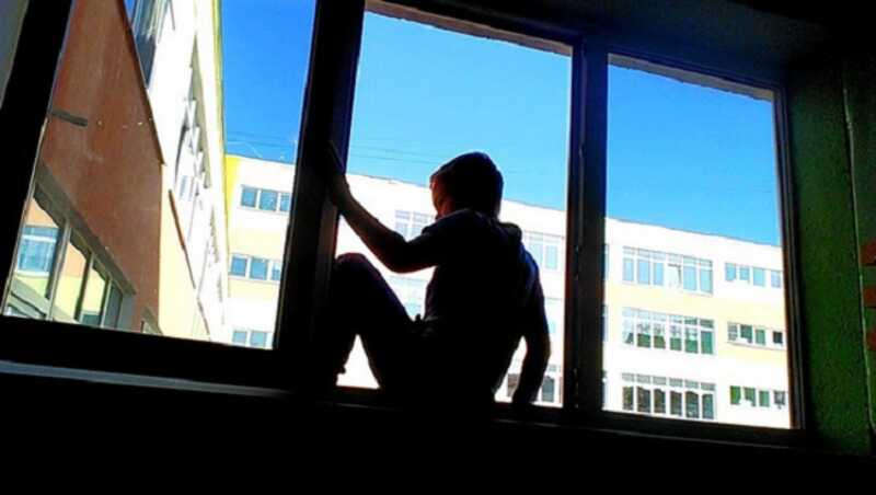 В Набережных Челнах первоклассник выпрыгнул в окно, потому что хотел прогуляться