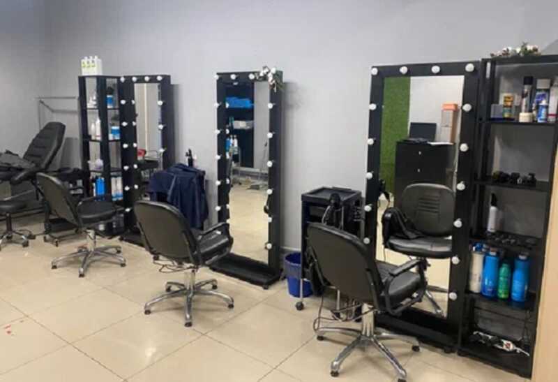 Появились кадры конфликта в московском салоне красоты из-за купона