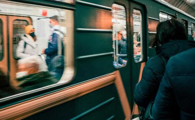 В Екатеринбурге женщина упала под поезд метро