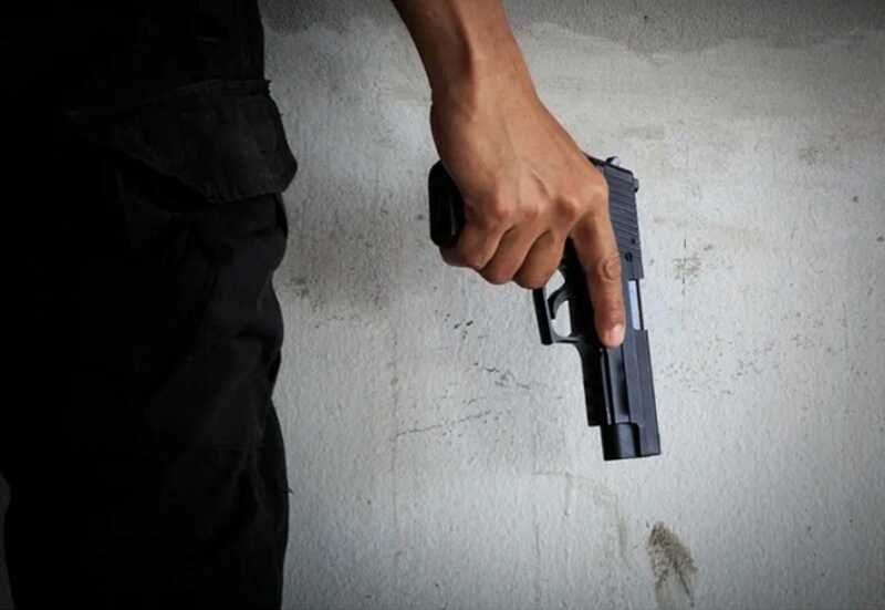 В Курске сын начальницы Центра финобеспечения УМВД предпочитает гулять по улицам с пистолетом