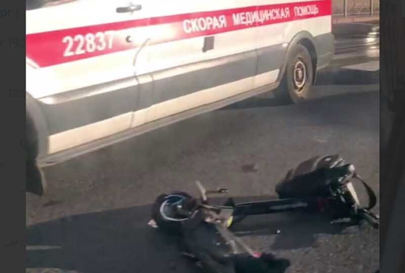 В Петербурге самосвал насмерть сбил самокатчика