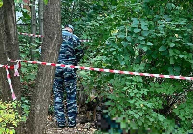 На западе Москвы у жилого дома нашли тело женщины