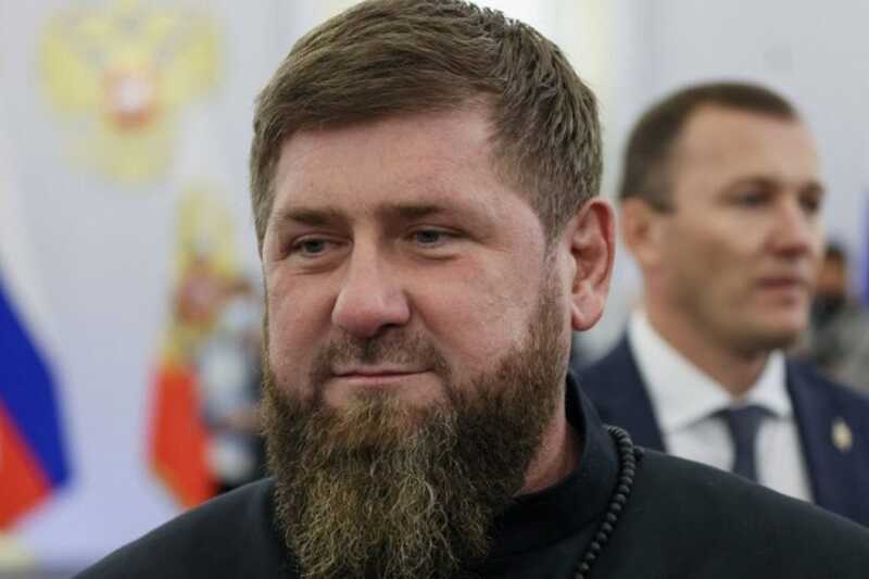 У въезда в ЦКБ, где предположительно находится Кадыров, дежурит автомобиль Следственного комитета