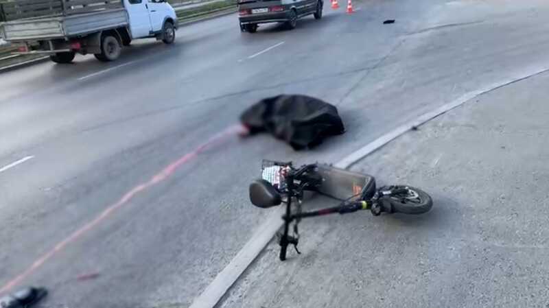 В Екатеринбурге школьники на самокате проехали на красный и попали в ДТП
